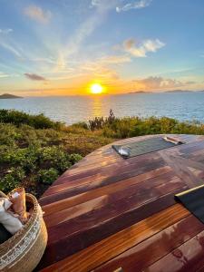 Tortola IslandThe Aerial, BVI All-Inclusive Private Island的享有海洋日落美景的木甲板