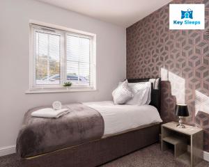 PilsleyKey Sleeps - Private Parking - Lower Pilsley - Balcony - Contractors - Leisure的一间卧室设有一张床和一个窗口