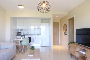 卡耐特蒂贝兰格Precioso apartamento en Canet Playa by Hometels的带沙发的客厅和厨房