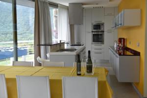 滕诺Villa Bellavista的厨房配有一张桌子,上面放有两瓶葡萄酒