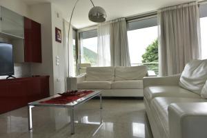 滕诺Villa Bellavista的客厅配有沙发和桌子