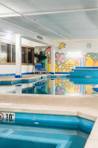 北亚当斯Hotel Downstreet的墙上挂有壁画的游泳池