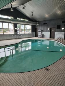法戈法戈罗德威酒店的大房间的一个大型游泳池