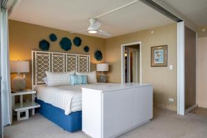 维雷亚Oceanfront Mana Kai 2 bedroom condo的一间卧室配有一张带白色床头板的大床