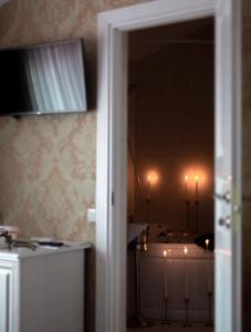 DubovtsyHotel Grand Aristocrate的通往带浴缸的房间的开放式门