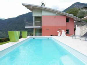 滕诺Villa Bellavista的一座带游泳池和房子的别墅