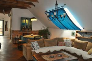 盖奇瓦乌德Forreset的带沙发和蓝伞的客厅