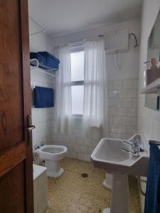 卡瓦尼亚斯El Chalet Amarillo的浴室配有盥洗盆、卫生间和浴缸。