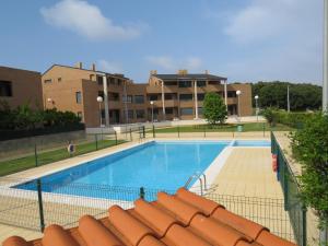 伊斯拉ISLA LUNA. (familias/parejas)的一座游泳池,其建筑背景为: