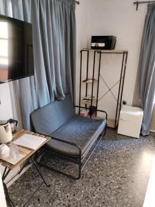 雅典Staying in Athens的客房设有床、书桌和电视。