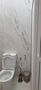 埃斯帕戈斯PIMONTAPARTMENTS的浴室设有白色卫生间和大理石墙壁。