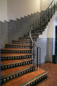 萨尔塔萨尔塔酒店的建筑中带有瓷砖墙的螺旋楼梯