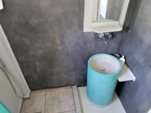 雅典Staying in Athens的浴室设有蓝色垃圾桶和水槽