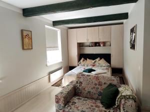库雷萨雷普艺公寓 的客厅配有沙发和1张床