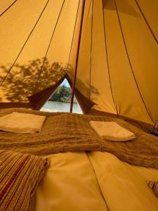 玛丽港Glamping Tent Mariehamn的帐篷内的一张床位