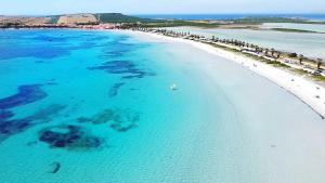 普佐伊杜Sardinia Ovest 2的享有蓝色海水海滩的空中景致