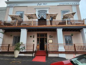 开普敦Cape Town Heritage Hotel & Spa的站在建筑物阳台的人