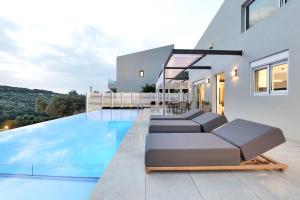 圣特里亚斯Moly - Luxury Villa with Heated Private Pool的一座带游泳池和房子的别墅