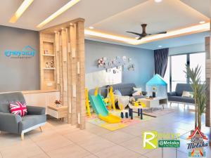 马六甲Atlantis Residences Melaka by HeyStay Management的客厅的 ⁇ 染,客厅设有游乐区