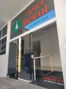 阿帕雷西达Hotel Beirut的门面上带有标志的家具商店