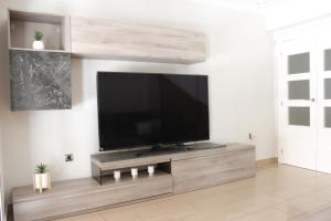 圣波拉Apartamento Bahía的客厅设有壁挂式平面电视。