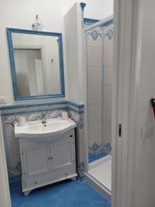 伊斯基亚CASA VACANZE VITTORIA COLONNA的一间带水槽、镜子和淋浴的浴室