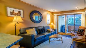 太阳峰Snow Creek Village #48 By Bear Country的客厅配有蓝色的沙发和桌子