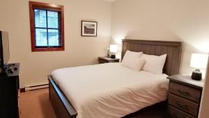太阳峰Trappers Landing #34 by Bear Country的卧室配有白色的床和窗户。