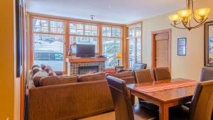 太阳峰Settlers Crossing #61 by Bear Country的带沙发、电视和桌子的客厅