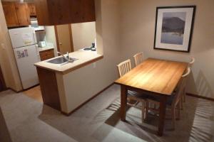 太阳峰Fireside Lodge #223 By Bear Country的带木桌的厨房和带水槽的厨房