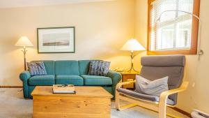 太阳峰Fireside Lodge #223 By Bear Country的客厅配有蓝色的沙发和椅子