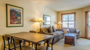 太阳峰Fireside Lodge #413 By Bear Country的客厅配有沙发和桌子
