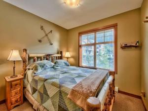太阳峰Settlers Crossing #70 by Bear Country的一间卧室设有一张大床和一个窗户。