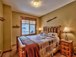 太阳峰Settlers Crossing #70 by Bear Country的一间卧室设有一张大床和一个窗户。