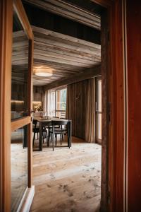 安泰塞尔瓦·迪·梅佐Exzelent Residence的一间铺有木地板的餐桌