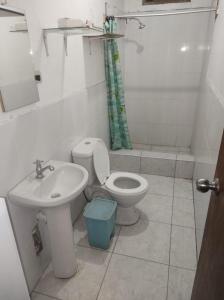 纳斯卡CasaBlanca的一间带卫生间和水槽的浴室