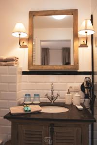 博尔赫隆La Forteresse的一间带水槽和镜子的浴室