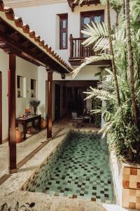 卡塔赫纳圣托里维奥精品酒店的一座房子庭院中的游泳池