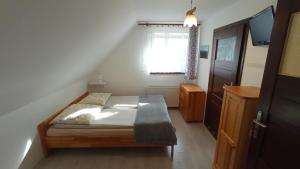 斯罗姆韦斯尼Noclegi u Bartka的一间小卧室,配有床和窗户