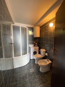 乌尔齐尼Apartments Klikovac Liman II的浴室设有2个卫生间和水槽