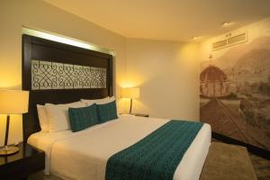 圣克里斯托瓦尔-德拉斯卡萨斯卡萨德尔阿尔玛精品酒店和spa的酒店客房配有一张带绿毯的大床