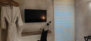 阿诺锡罗斯ClockWise Earthy Vibe House in Apano Chora的客厅的墙上配有电视