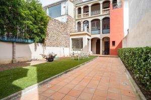 圣科洛马·德法尔ca n'Arago, edificio modernista del arquitecto Rafael Maso的庭院,带庭院和草地