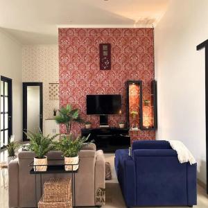 苏加武眉Villa Siku Naim, Sukabumi的带沙发和电视的客厅