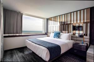 芝加哥芝加哥W酒店 - 湖滨的一间卧室设有一张大床和大窗户