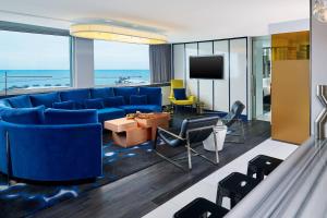 芝加哥芝加哥W酒店 - 湖滨的客厅配有蓝色的沙发和电视
