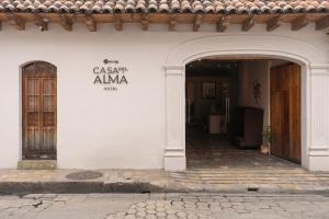 圣克里斯托瓦尔-德拉斯卡萨斯卡萨德尔阿尔玛精品酒店和spa的带有门的白色建筑的入口