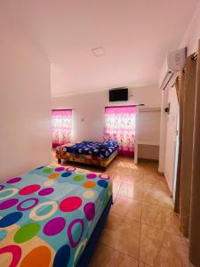 普拉亚斯Casa de Huéspedes Playas Arena的一间卧室配有两张床和一台平面电视