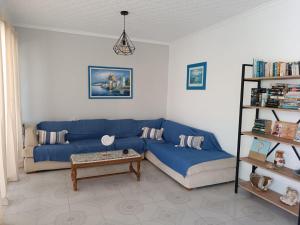 卡尔扎迈纳米纳公寓酒店的客厅配有蓝色的沙发和桌子