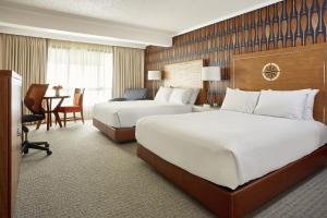 奥克兰Waterfront Hotel, part of JdV by Hyatt的酒店客房配有两张床和一张书桌